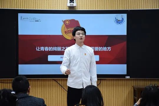 比赛伊始,主持人杨呈羽向大家介绍了此次演讲比赛的目的以及规则.